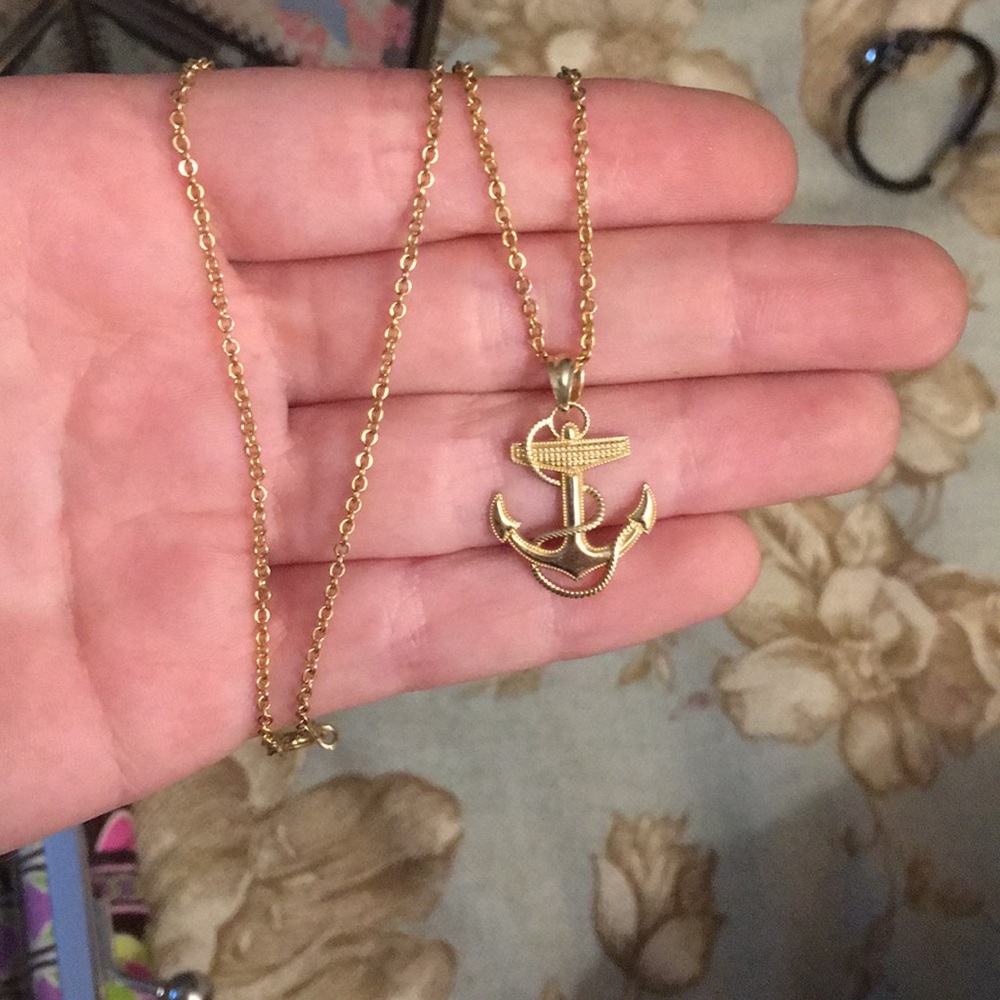 Gold anchor necklace